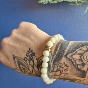 Vintage White Beaded Bracelet with Gold Accent